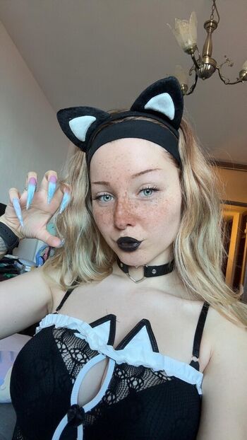 Ari | ariallen | princessariana07 | princessariana